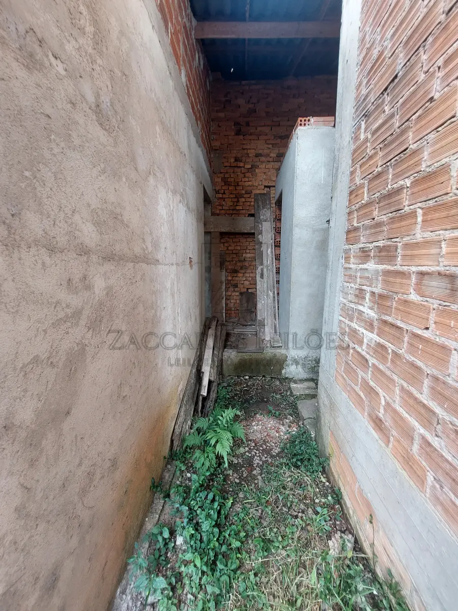 LOTE 003 - IMÓVEL: Fração de 286,64m2 e 50% das benfeitorias (55,00m2 na casa de madeira e 12,50m2 na casa de alvenaria). da matrícula nº 2428, do LIVRO Nº 2 DO REGISTRO DE IMÓVEIS DA COMARCA DE NOVA PRATA. Descrita como: NA PARTE DO LOTE NÚMERO OITO(8), SITO NA RUA SILVÉRIO ANTONIO DE ARAUJO, EX-PRAÇA DA IGREJA SANTO ANTONIO, esquina com a rua 20 de setembro, ex-travessa, lado par, quarteirão compreendido pelas ruas 20 de setembro ex-travessa do Comercio, Estrada Buarque de Macedo e Silvério Antonio de Araujo, ex-praça da Igreja Santo Antonio da Vila Rio Branco, distrito deste município, com a área de 799,98m² confrontando; AO NORTE, na extensão de 55,00 metros com a rua 20 de setembro, ex-travessa, na direção Este-Oeste; daí na direção norte-sul, por 8,00metros com a rua Silvério Antonio de Araujo, ex-praça da Igreja Santo Antonio daí, na extensão de 25,00metros, na direção Oeste-Leste, com terras da Sociedade Bochófila Rio Branco, dai, rumo sul, na extensão de 12,00metros, ainda com terras da Sociedade Bochófila Rio Branco; daí rumo Oeste-este, na extensão de 30,00 metros, com terras de Fernando Pocai e daí rumo Norte, na extensão de 20,00 metros com o lote número 1. Com uma casa de madeira em regular estado de conservação e uma pequena casa de alvenaria com duas peças.