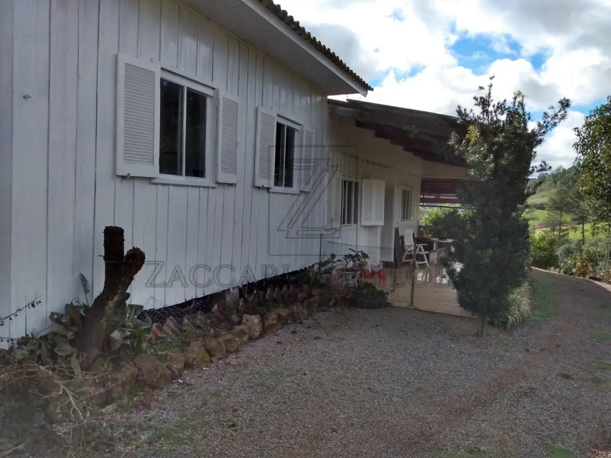 LOTE 004 - UMA AREA DE TERRAS DE CULTURA, localizada em São Jorge-RS, com a área de 80.058,00m² de forma  irregular, confrontando: ao NORTE, por linha seca, com terras de II Abraão; ao SUL, por linha seca, com  terras de Ermindo Pelissarí; ao LESTE, pela estrada municipal que liga os municípios de São Jorge a  Guabijú, com terras de Juarte Fracasso; e ao OESTE, com terras de Ivan Dall Agnol. P. Benfeitorias: Uma CASA (MISTA) Metragem da Casa mista medindo aproximadamente 150,00m²; Um Chiqueiro em construção mista com 52,00m²; Um chiqueiro antigo de madeira com 45,00m²; Mangueira em madeira com 80,00m²; Um Galpão em madeira com 350,00m²; Um chiqueiro misto com 540,00m², 26 baias, capacidade 400 suínos; Silo para armazenagem de ração com capacidade para 15 toneladas; Depósito para armazenamento de fezes de suínos e Poço artesiano, encamisado, com 96 metros de profundidade.