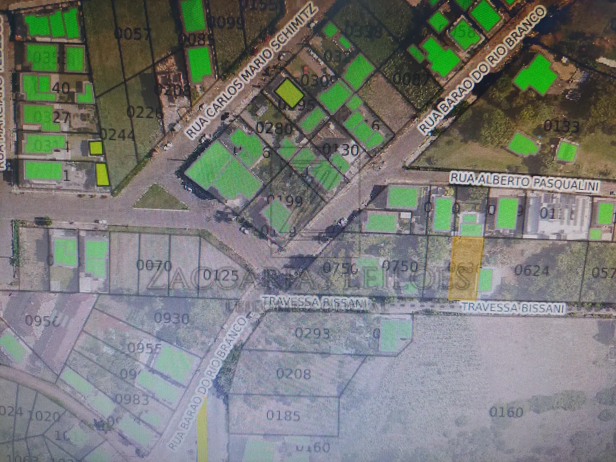 LOTE 001 - Imóvel: 4ª parte do lote rural letra F da Linha Barão do Triunfo, neste município, com área de 375,00m² de terras, com quarta parte no chalet, confinando a área maior: ao norte, com terras do mesmo lote letra F dos vendedores ou que foram de Roberto C. Simonato; ao sul, com o lote letra G; ao leste, com terras do mesmo lote letra F do vendedor ou que foram de Roberto C. Simonato, e ao oeste, com a Estrada Geral nova, nos termos da escritura pública de Compra e Venda, lavrada por Saul S. Santos em 08 de julho de 1958, que citou como origem a transcrição do Livro 3/R nº 14.405 lançada a transcrição em 13 de outubro de 1967, com as condições de “estilo”, tudo conforme Matrícula nº 20.351 no Registro de Imóveis.