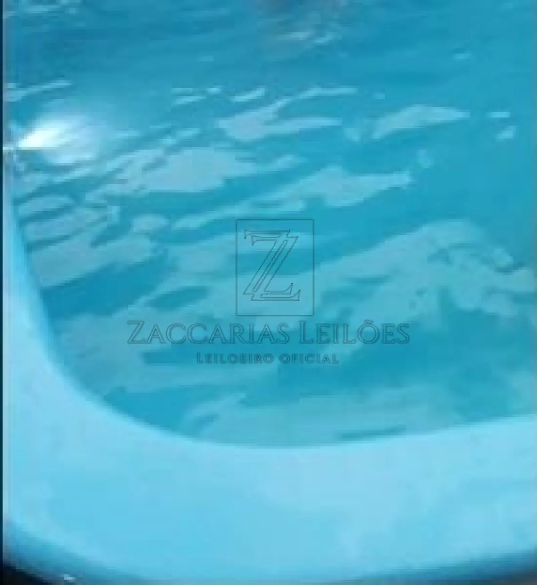 LOTE 013 - Uma piscina de fibra com casa de máquinas, já instalada.