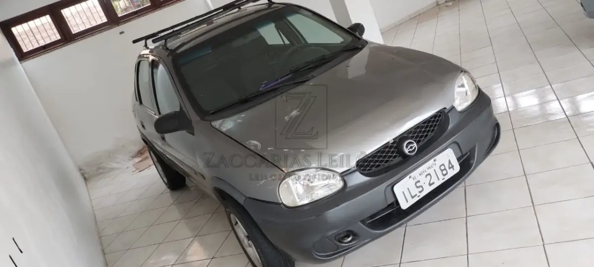 LOTE 008 - Um automóvel da marca GM/CHEVROLET/CORSA CLASSIC, placas ILS-2184, na cor cinza,  ano/modelo 2003/2004, RENAVAM 823464172.