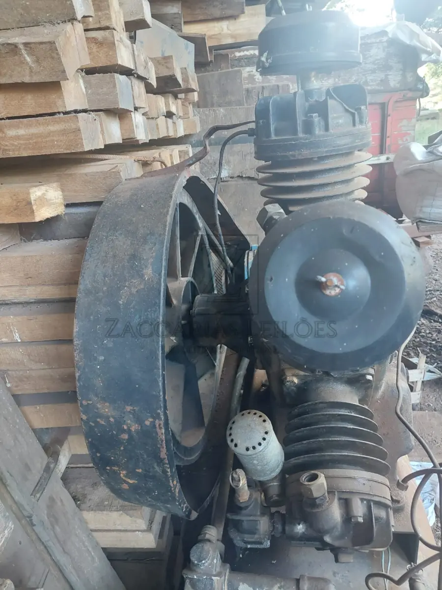 LOTE 002 - 1. Compressor trifásico, marca Schulz, vol 308,5, nr. Série: 364781, em bom estado de conservação.