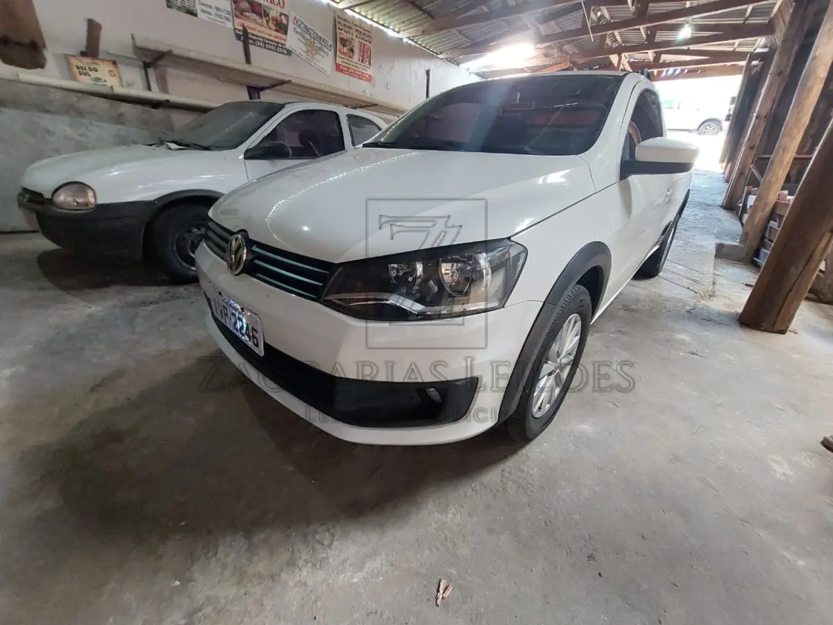 LOTE 004 - Uma camionete da marca VOLKSWAGEN/SAVEIRO CS, placas IVP-2246, na cor branca, à  álcool/gasolina, ano/modelo 2014/2015, RENAVAM 1009121593.