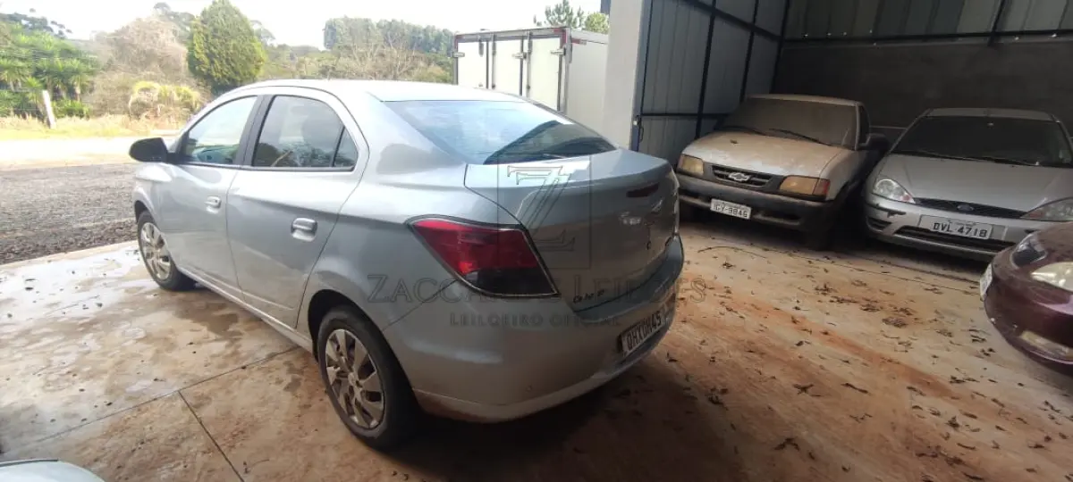 LOTE 003 - Um automóvel da marca CHEVROLET/PRISMA 1.4 MT LT, placas QHX0H45, na cor prata, à  álcool/gasolina, ano/modelo 2016/2016, RENAVAM 1090265198.