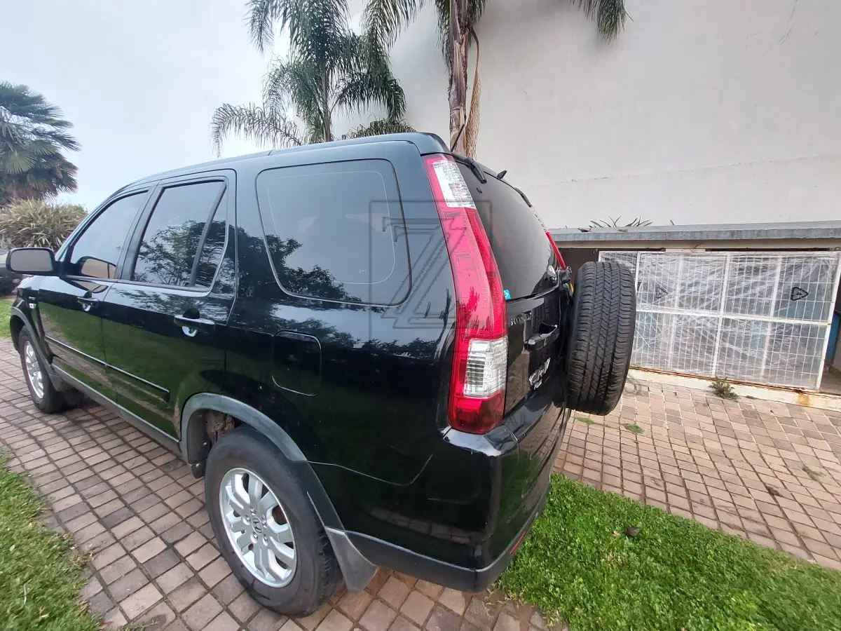 LOTE 001 - Um automóvel da marca HONDA/CRV RVSI, placas IMR3896, na cor preta, à gasolina,  ano/modelo 2005/2006. RENAVAM 864773285.
