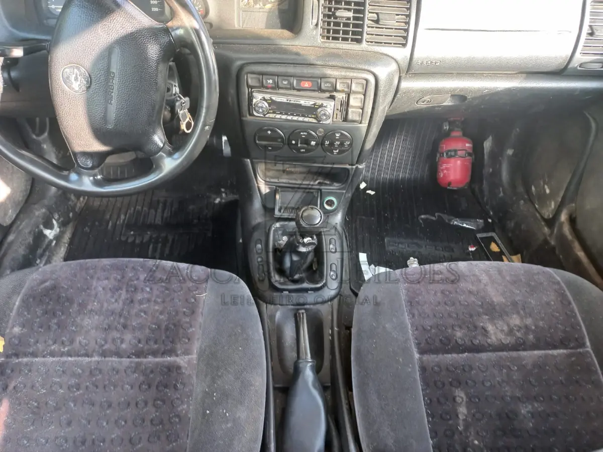LOTE 012 - Um automóvel da marca GM-CHEVROLET/VECTRA GLS, placas IIB-3652, ano/modelo 1998/1998,  na cor azul, à gasolina, RENAVAM nº 00703709712.