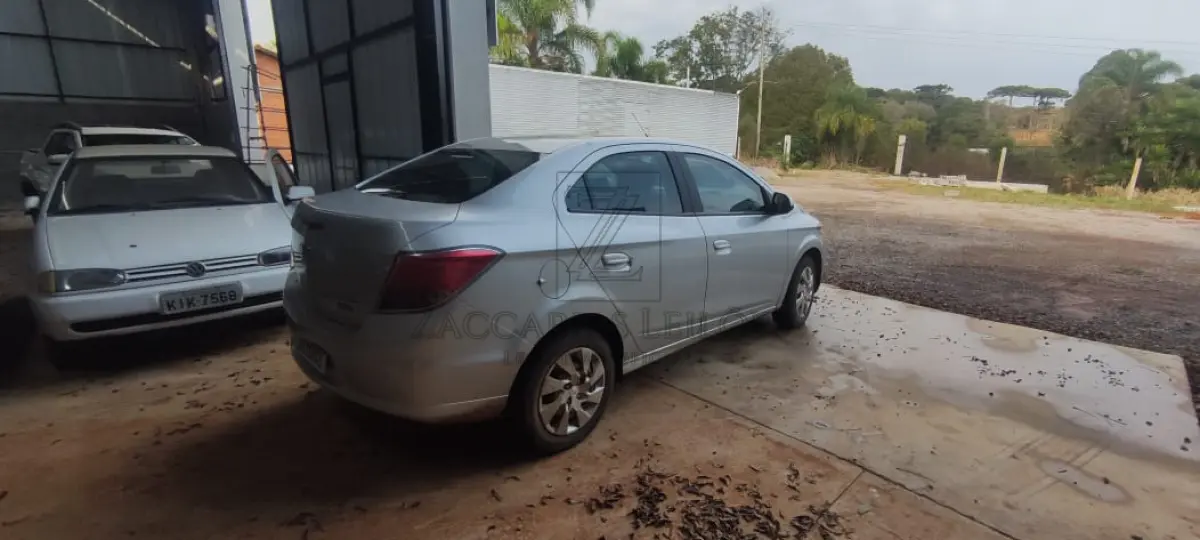 LOTE 003 - Um automóvel da marca CHEVROLET/PRISMA 1.4 MT LT, placas QHX0H45, na cor prata, à  álcool/gasolina, ano/modelo 2016/2016, RENAVAM 1090265198.