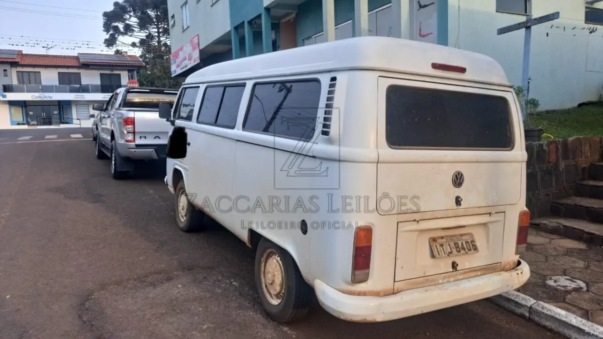 LOTE 011 - Uma camioneta da marca VOLKSWAGEN/KOMBI, placas ITJ-8406, na cor branca, à álcool/gasolina,  ano/modelo 2012/2013, RENAVAM nº 479826994.