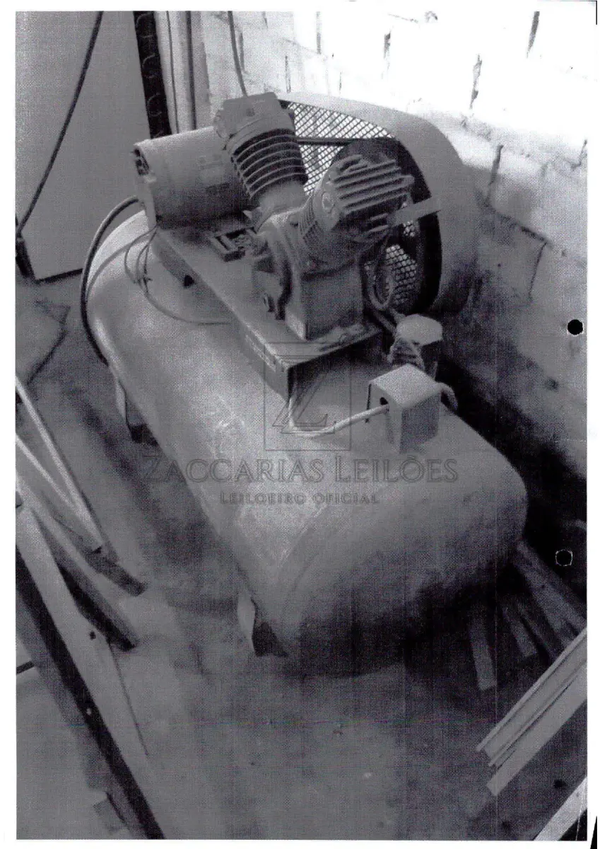 LOTE 008 - Um compressor de ar, marca Wetze, com 200 pés, modelo WTV-10-200, em regular  funcionamento.