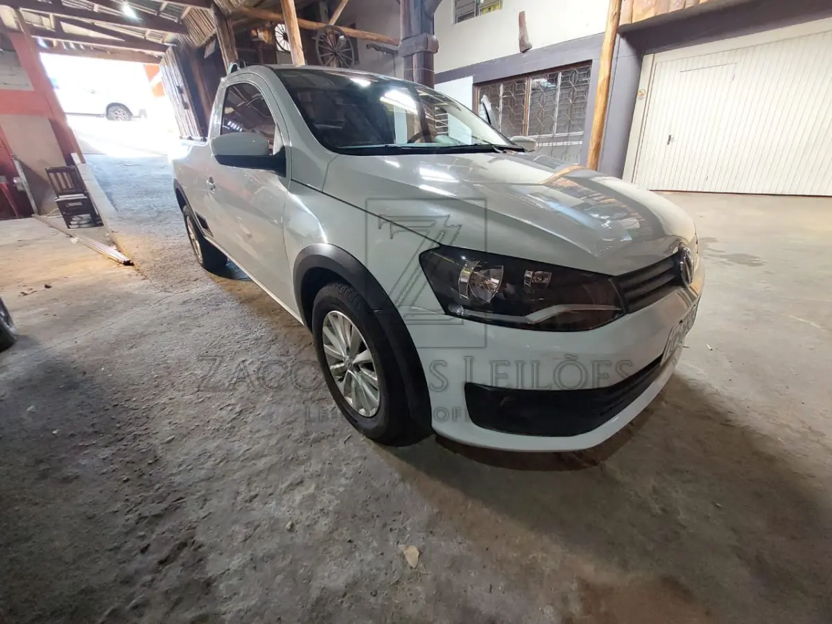 LOTE 004 - Uma camionete da marca VOLKSWAGEN/SAVEIRO CS, placas IVP-2246, na cor branca, à  álcool/gasolina, ano/modelo 2014/2015, RENAVAM 1009121593.
