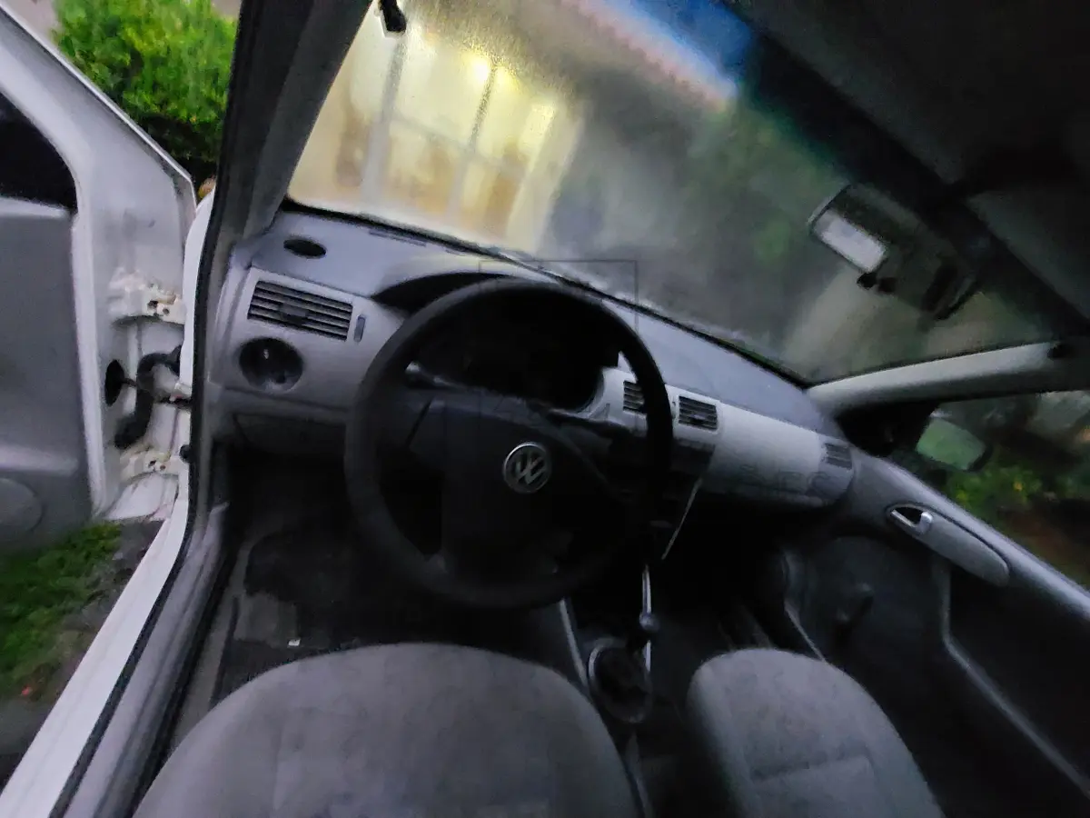 LOTE 001 - Um automóvel da marca VOLKSWAGEN/GOL 16V PLUS, placas IJR8850, na cor branca,  ano/modelo 2000/2001, à gasolina, RENAVAM 745631916.