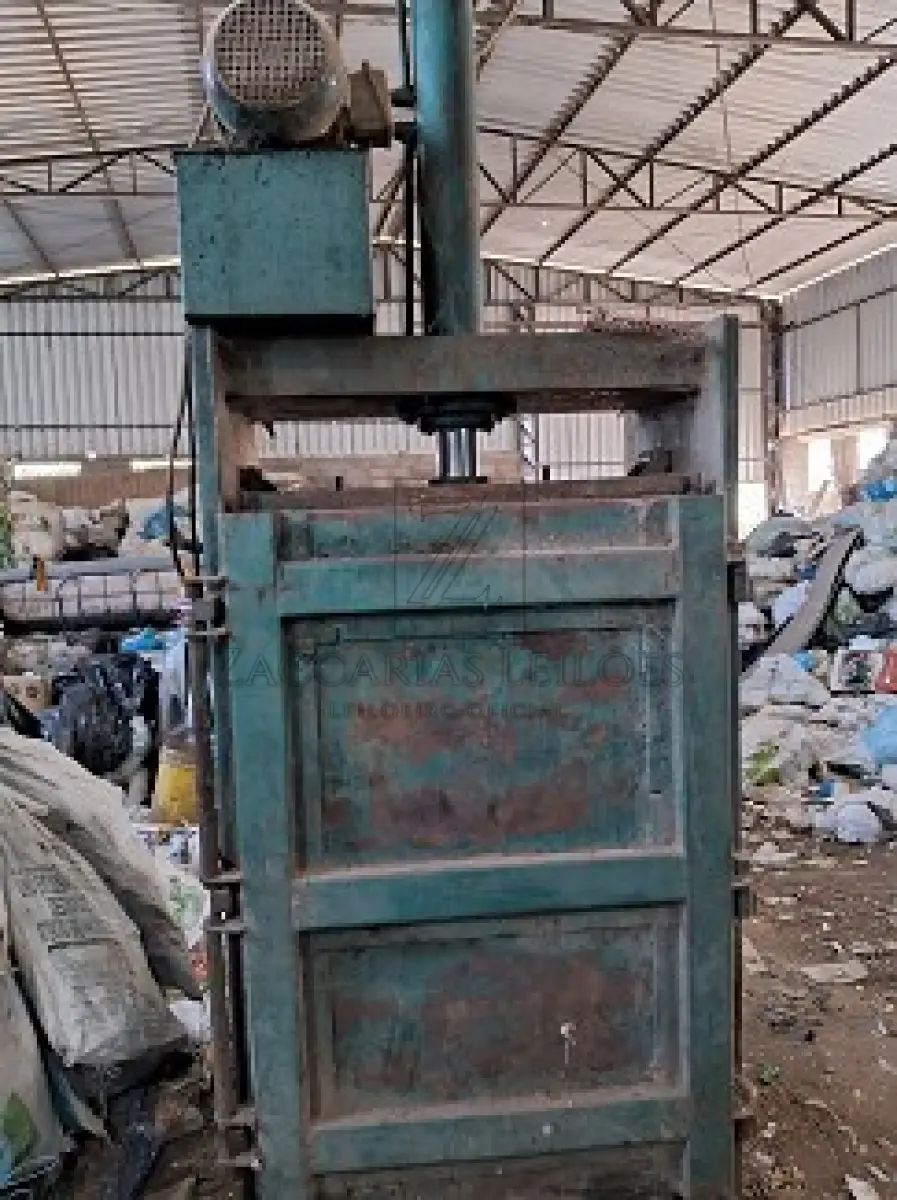 LOTE 002 - 01 (uma) prensa (15 toneladas), para compactação de resíduos sólidos,  em regular estado de conservação, em bom funcionamento.