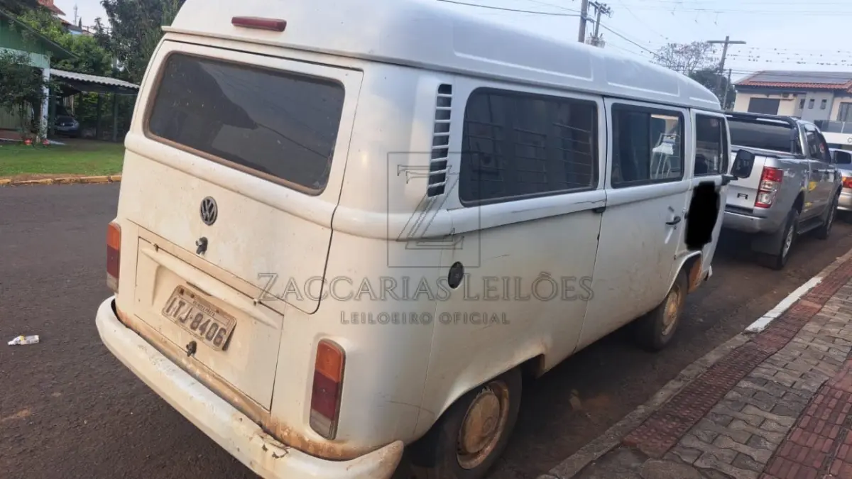 LOTE 011 - Uma camioneta da marca VOLKSWAGEN/KOMBI, placas ITJ-8406, na cor branca, à álcool/gasolina,  ano/modelo 2012/2013, RENAVAM nº 479826994.