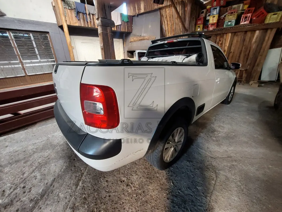 LOTE 004 - Uma camionete da marca VOLKSWAGEN/SAVEIRO CS, placas IVP-2246, na cor branca, à  álcool/gasolina, ano/modelo 2014/2015, RENAVAM 1009121593.