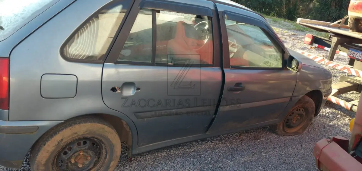 LOTE 007 - Um automóvel da marca VOLKSWAGEN/GOL  16V, placas HPG-1470, na cor cinza, à gasolina, ano/modelo 2000/2000, RENAVAM nº 732972892