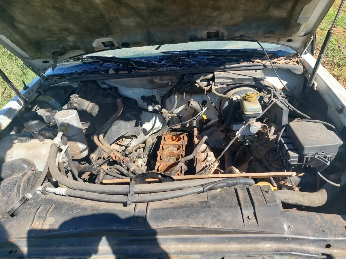 LOTE 009 - Veículo GM/S10 2.4 S, cor branca, placa CNP9420, ano e modelo 2001, gasolina, RENAVAM  762818298.