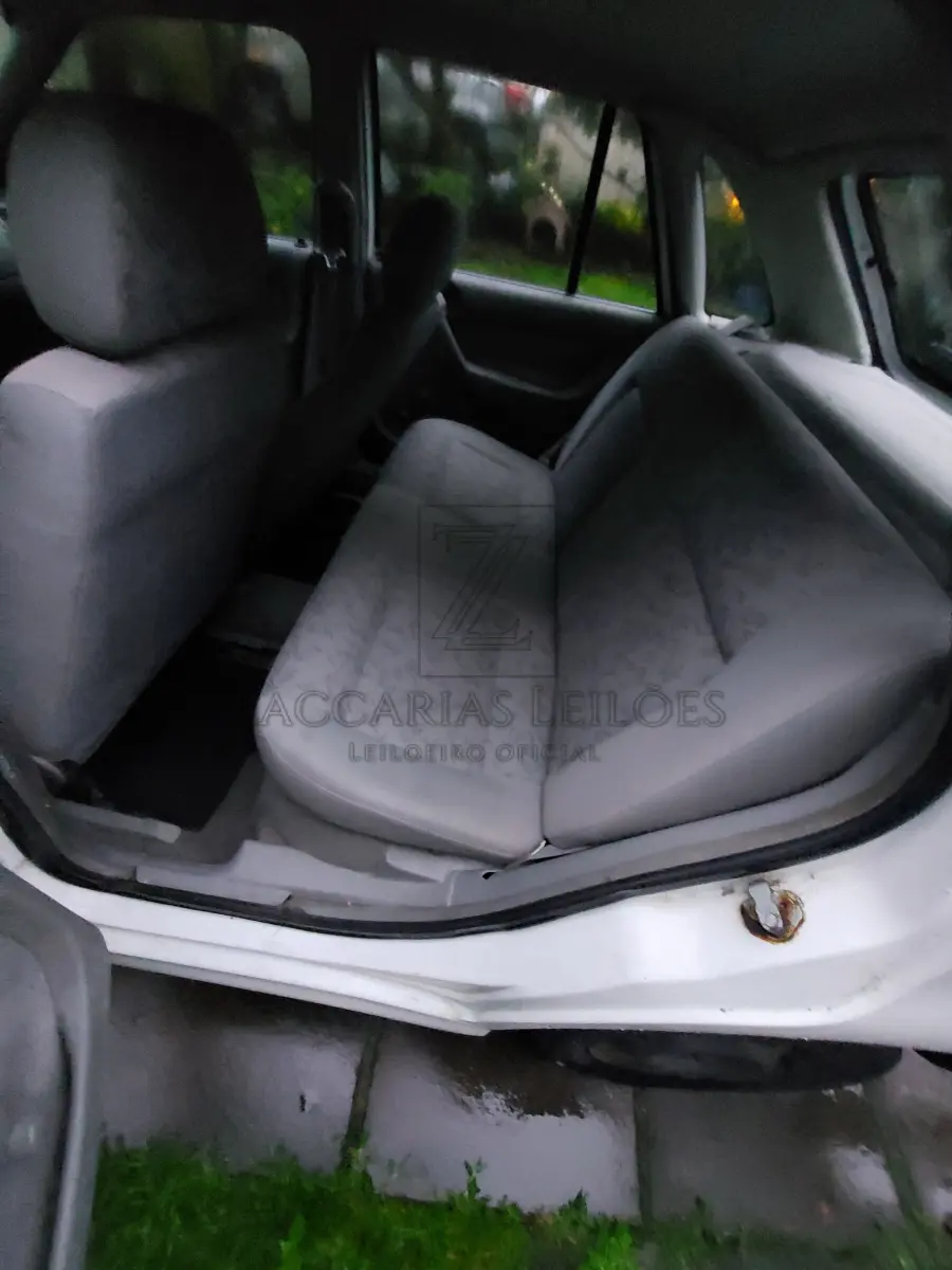 LOTE 001 - Um automóvel da marca VOLKSWAGEN/GOL 16V PLUS, placas IJR8850, na cor branca,  ano/modelo 2000/2001, à gasolina, RENAVAM 745631916.