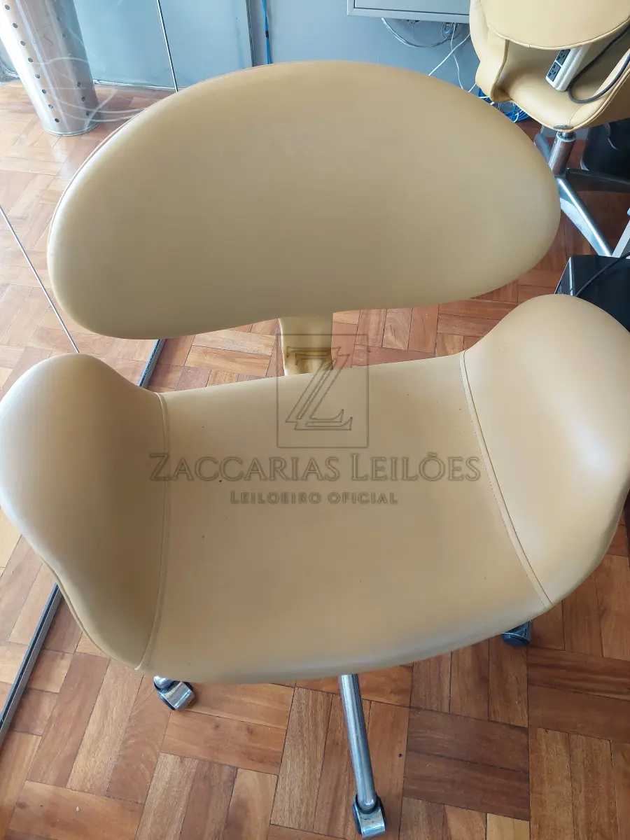 LOTE 002 - 1 Mesa de reuniões, aproximadamente 2m x 1m, na cor cinza, com pés em “V”; 12 cadeiras  giratórias com braços cor marrom; 5 cadeiras fixas pretas, com braços, suporte em inox, 5 (cinco)  computadores Desktop, com 2 monitores da marca LG e 3 monitores da marca AOC; 6 bancadas de  trabalho na cor cinza, com aprox., 1,5m x 1m; mesa de vidro aprox.. 2m x 1m, suporte em inox; 1 Ar-condicionado da marca CONSUL 12.000 BTU’S; 1 Ar-condicionado da marca FUSITSU, 18.000  BTU’S.