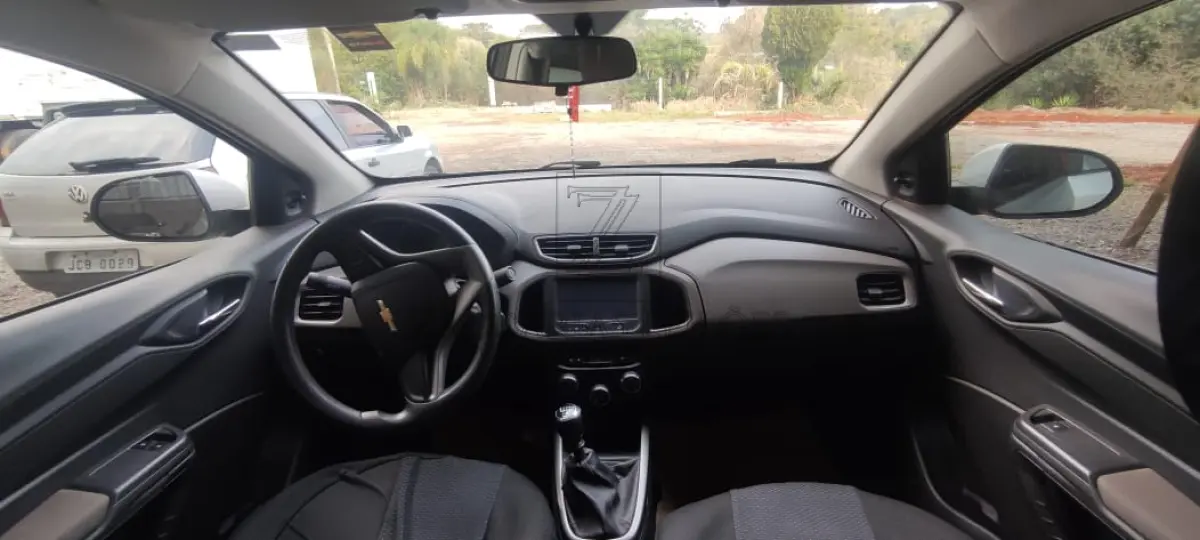 LOTE 003 - Um automóvel da marca CHEVROLET/PRISMA 1.4 MT LT, placas QHX0H45, na cor prata, à  álcool/gasolina, ano/modelo 2016/2016, RENAVAM 1090265198.