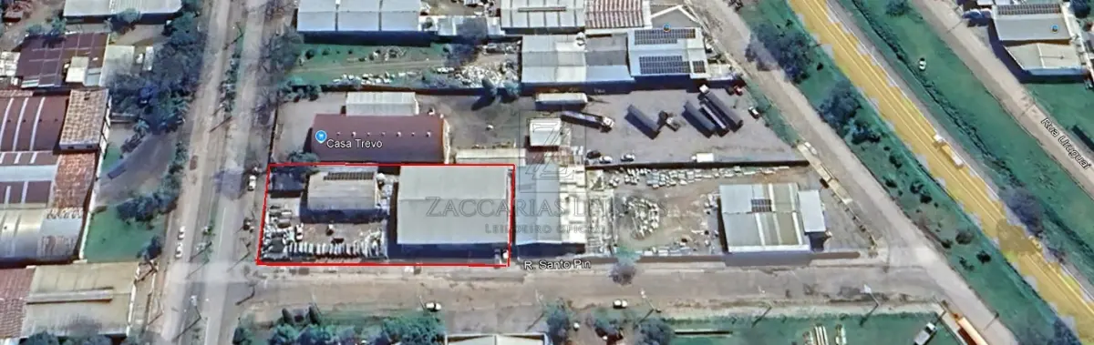 LOTE 001 - UM TERRENO, com a área de 2.322,90m², localizado no quarteirão formado pela Avenida  Imperatriz Leopoldina, RST/470 e Ruas Santo Pin e Cristo Rei, distrito Industrial desta cidade, medindo  30,00m de frente, ao OESTE, à Avenida Imperatriz Leopoldina, lado par, por 77,43m de extensão da frente  ao fundo, por um lado ao NORTE, se divide com Raul Domeneghini e Cia. LTDA, e77,43m, também da  frente ao fundo, pelo outro lado, ao SUL, onde se divide com o alinhamento da Rua Santo Pin, para onde  também faz frente e com quem forma esquina; no fundo, ao LESTE, mede 30,00m, entestando com terreno  de Martinho Rosin e outro. MATRÍCULA Nº 12.540 do R. I. da Comarca de Nova Prata RS, avaliado em  R$ 960.000,00(novecentos e sessenta mil reais). Benfeitorias: Um pavilhão medindo 34,70m x 26,75m,  num total de 928,23m², em alvenaria, com telhado de zinco e piso de concreto, possui mezanino com um  escritório. Avaliado em R$ 726.380,00; Uma construção medindo 6,90m x 8,80m, num total de 60,72m²,  tipo de construção é de pedra basalto, com forração e piso de lajota. Avaliada em R$ 40.206,00 e Um  pavilhão medindo 16,20m x 20,20m, num total de 983,66m². Avaliado em R$ 532.900,00.