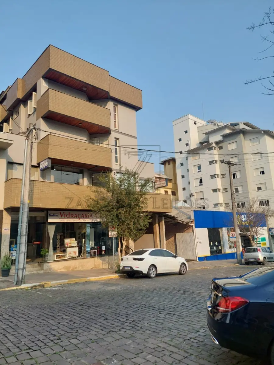 LOTE 005 - BOX nº 01 do “Edifício Residencial e Comercial Rosin” localizado no subsolo ou primeiro  pavimento, com acesso da Rua Flores da Cunha nº 586, pela rampa da garagem, com espaço para dois  automóveis de passeio, com área real privativa de 20,00m², área real de uso comum de 31,0780m²,  perfazendo uma área total de 51,0780m², correspondendo-lhe mas coisas de uso comum, indivisíveis e  inalienáveis do edifício, inclusive no terreno onde o mesmo se acha edificado, a fração ideal de 0,022008,  limitando-se, ao Norte, com a parede externa do edifício, ao Oeste, com a casa dos mediadores, ao Sul,  com circulação dos veículos e ao Leste, com o box nº 02. O prédio foi construído no ano de 2004 – sobre  terreno constituído de parte do lote nº 04, da Rua General Flores da Cunha, nesta cidade, com área de  363,14m², mede 12,70m de frente à citada rua, lado par, e dista pelo lado sul 46,00m da esquina da  Travessa Emilinho Wolff. MATRÍCULA Nº 16.180, do Registro de Imóveis da Comarca de Nova Prata/RS.