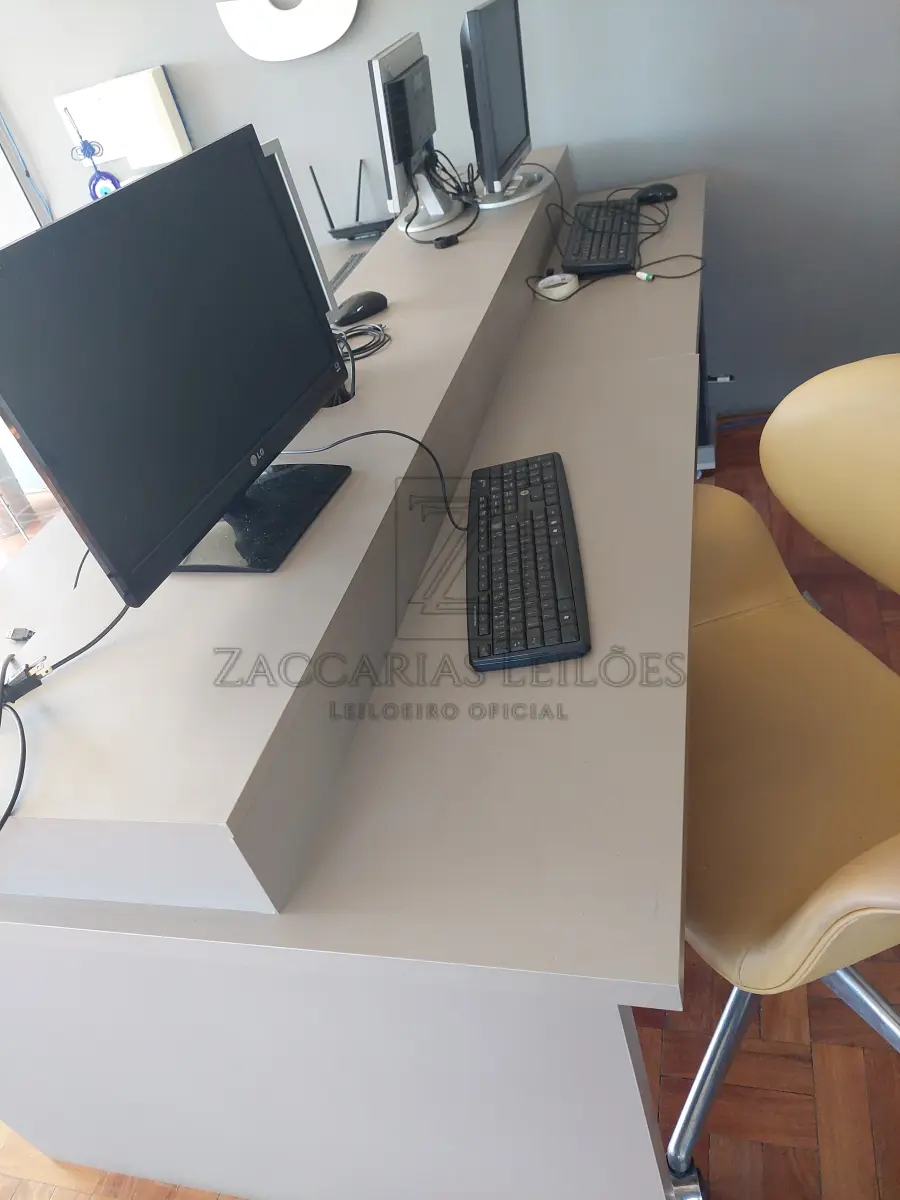 LOTE 002 - 1 Mesa de reuniões, aproximadamente 2m x 1m, na cor cinza, com pés em “V”; 12 cadeiras  giratórias com braços cor marrom; 5 cadeiras fixas pretas, com braços, suporte em inox, 5 (cinco)  computadores Desktop, com 2 monitores da marca LG e 3 monitores da marca AOC; 6 bancadas de  trabalho na cor cinza, com aprox., 1,5m x 1m; mesa de vidro aprox.. 2m x 1m, suporte em inox; 1 Ar-condicionado da marca CONSUL 12.000 BTU’S; 1 Ar-condicionado da marca FUSITSU, 18.000  BTU’S.