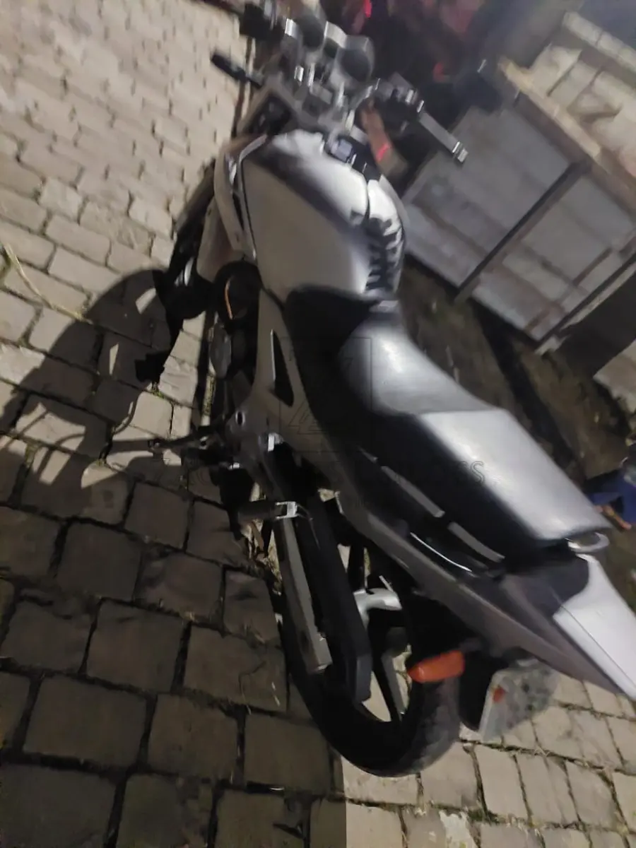 LOTE 005 - Uma motocicleta da marca HONDA/CBX 250 TWISTER, placa INC1056, na cor prata, ano/modelo  2006/2006, RENAVAM nº 883491338.