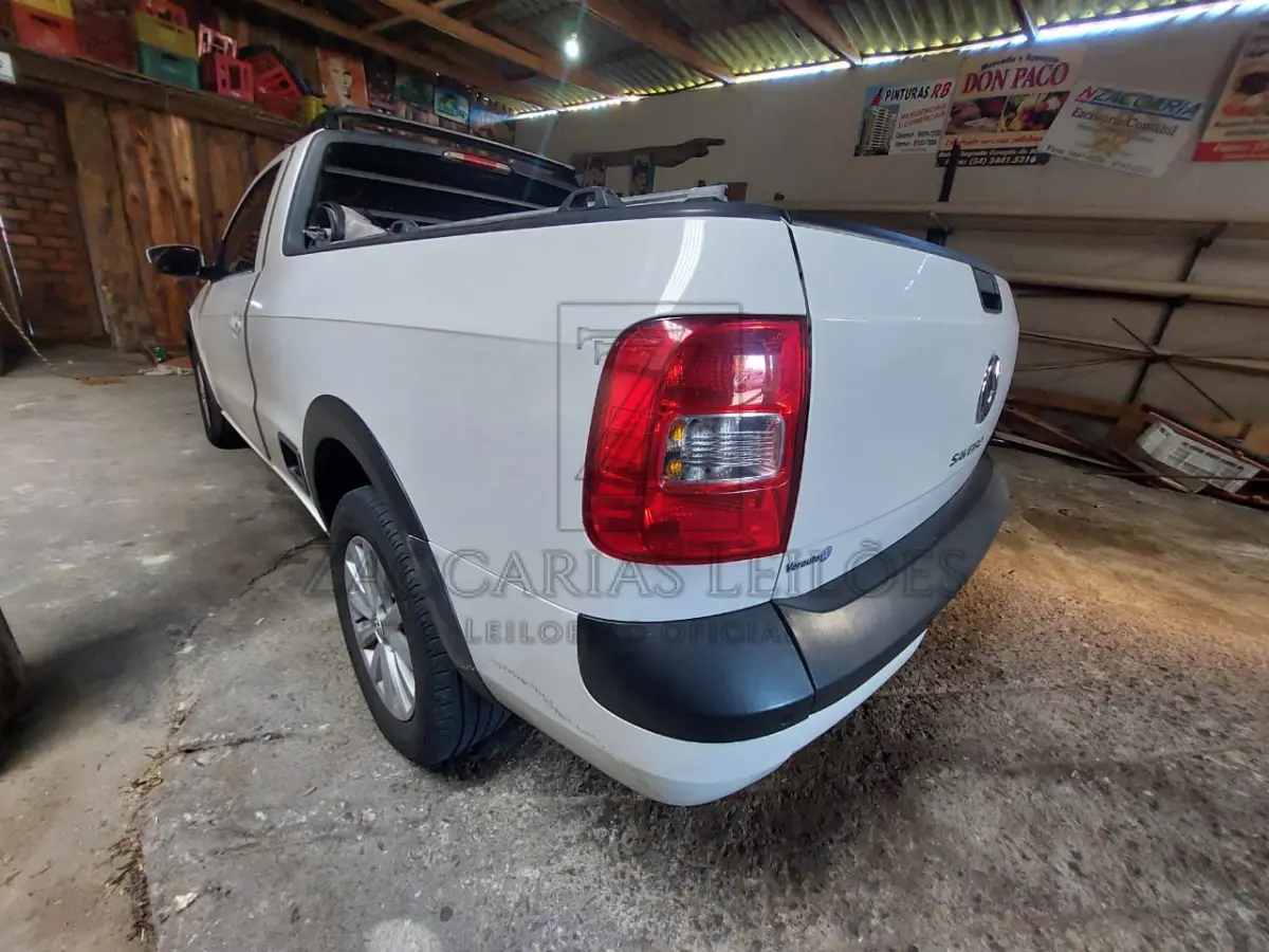 LOTE 004 - Uma camionete da marca VOLKSWAGEN/SAVEIRO CS, placas IVP-2246, na cor branca, à  álcool/gasolina, ano/modelo 2014/2015, RENAVAM 1009121593.