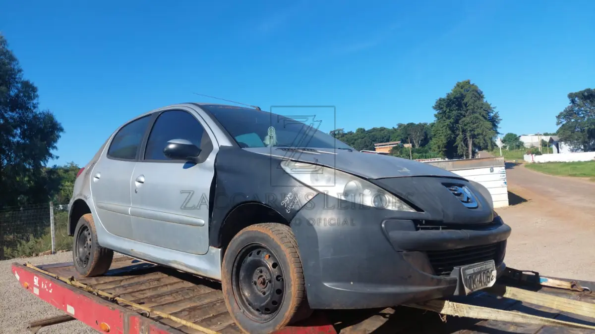 LOTE 008 - Um automóvel da marca I/PEUGEOT 207HB XR, placas ITK-4062, cor prata, ano/modelo 2012/2013, RENAVAM 480898367.