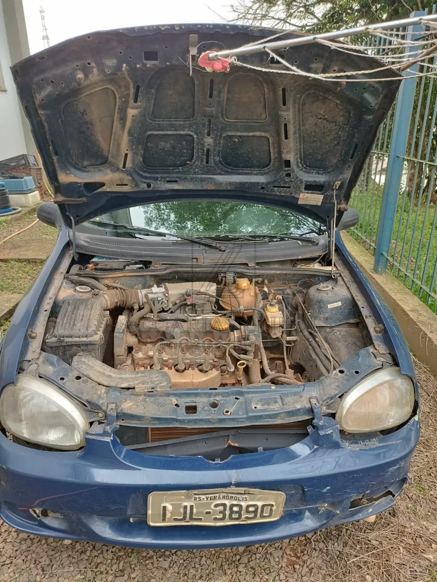 LOTE 008 - Um automóvel da marca GM-CHEVROLET/CORSA WIND, placas IJL3890, na cor azul, à gasolina,  ano/modelo 2000/2000, RENAVAM nº 735309710.