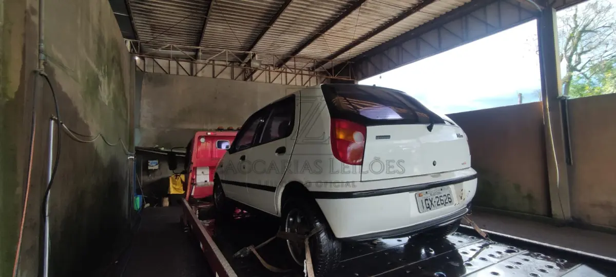 LOTE 006 - Um automóvel da marca FIAT/PALIO, placas IGX2626, ano/modelo 1997/1998, na cor branca, à  gasolina, RENAVAM 687868130.