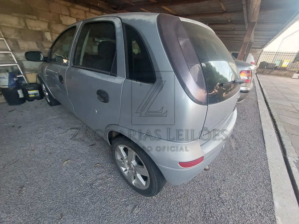 LOTE 011 - Um automóvel da marca GM/CORSA HATCH MAXX, placas IQQ0415, na cor prata, à  álcool/gasolina, ano/modelo 2010/2010, RENAVAM 199771111.