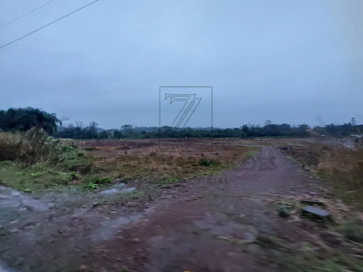 LOTE 001 - A parte Ideal com área de 155.680,00m², dentro do Imóvel – Situado no lugar denominado  Vigia, no distrito, da sete do município, constituído da área maior de uma fração de terras, com  benfeitorias com a área de 159.680,00m², limitando-se pela frente, a o SUL, com a Estrada Júlio de  Castilhos; a LESTE, com terras que são ou foram de Luíza Ruschel; ao NORTE, com as que são ou  foram de Mathias A. Klein; e a OESTE, com terras de João Belarmino Mentz e outros. Imóvel registrado  no RI da Comarca de São Sebastião do Caí RS, Matrícula 11.753.