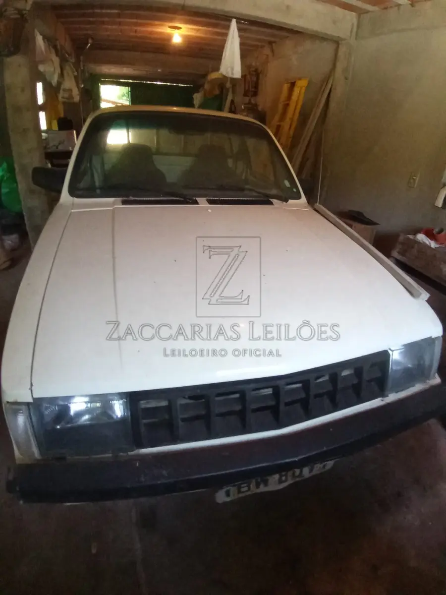 LOTE 010 - Um automóvel da marca GM-CHEVROLET/CHEVY 500,  placas IBW8011, na cor branca, ano/modelo 1986/1986, à gasolina, RENAVAM 574821651.