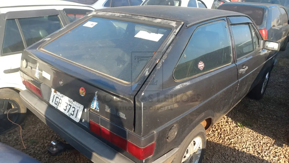 LOTE 006 - Um automóvel da marca VOLKSWAGEN/GOL CL 1.8, placas IGR-3731, na cor preta, à gasolina,  não/modelo 1993/1993, RENAVAM nº 584784953.