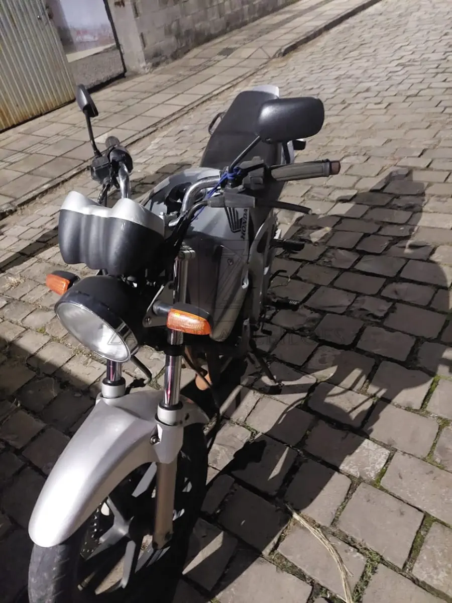 LOTE 005 - Uma motocicleta da marca HONDA/CBX 250 TWISTER, placa INC1056, na cor prata, ano/modelo  2006/2006, RENAVAM nº 883491338.