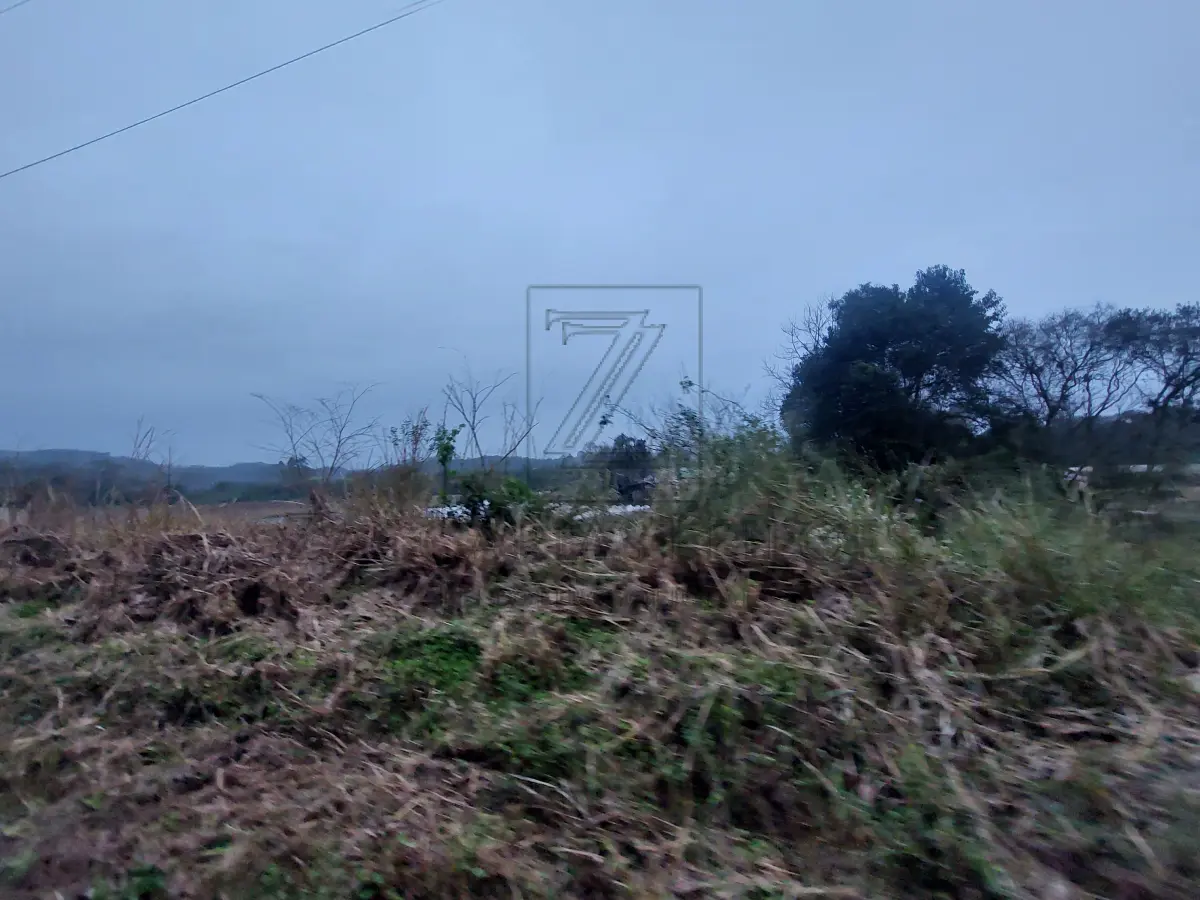 LOTE 001 - A parte Ideal com área de 155.680,00m², dentro do Imóvel – Situado no lugar denominado  Vigia, no distrito, da sete do município, constituído da área maior de uma fração de terras, com  benfeitorias com a área de 159.680,00m², limitando-se pela frente, a o SUL, com a Estrada Júlio de  Castilhos; a LESTE, com terras que são ou foram de Luíza Ruschel; ao NORTE, com as que são ou  foram de Mathias A. Klein; e a OESTE, com terras de João Belarmino Mentz e outros. Imóvel registrado  no RI da Comarca de São Sebastião do Caí RS, Matrícula 11.753.
