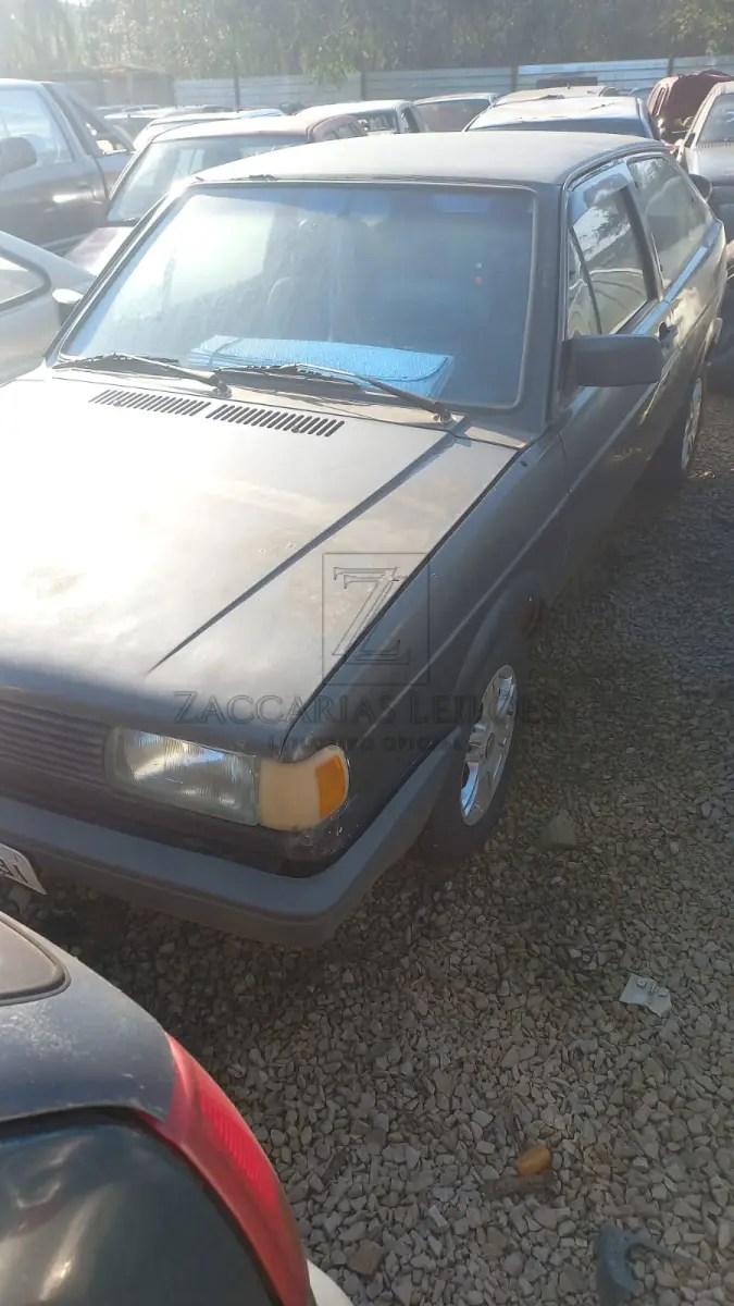 LOTE 006 - Um automóvel da marca VOLKSWAGEN/GOL CL 1.8, placas IGR-3731, na cor preta, à gasolina,  não/modelo 1993/1993, RENAVAM nº 584784953.