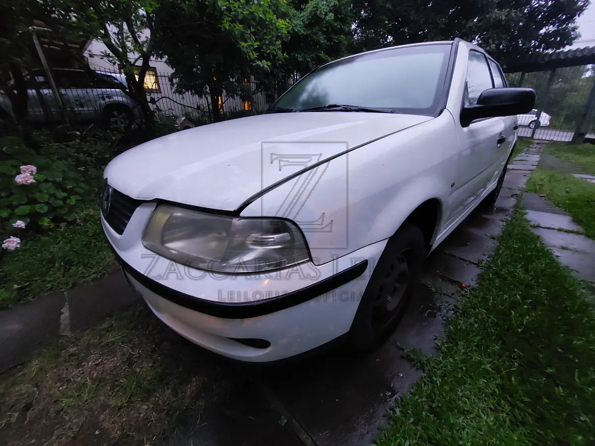 LOTE 001 - Um automóvel da marca VOLKSWAGEN/GOL 16V PLUS, placas IJR8850, na cor branca,  ano/modelo 2000/2001, à gasolina, RENAVAM 745631916.
