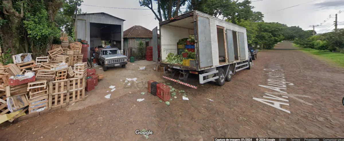 LOTE 001 - IMÓVEL: Um terreno, situado na Av. Augusto Pestana, lado par, distante 25,00 metro da esquina c/a rua 29 de Setembro, c/a área de 800,00m² (oitocentos metros quadrados), medindo 20,00 metros da frente sobre dita avenida por 40,00 metros de extensão da frente aos fundos, com um prédio de madeira, para residência, sob nº 800, medindo 65,50m² e outro prédio de madeira, para residência, sob nº 800/1, medindo 28,80m², dito terreno urbano nº 08, da quadra nº 29, da Vila Cruzeiro e confronta: ao Noroeste, com o lote administrativo nº 02, de Ermindo Della Justina; e, a Suoeste com o lote administrativo número 16 de Ermindo Della Justina; a Sudoeste com a Av. Augusto Pestana. Sobre o qual existe uma ampliação, reforma e edificação de uso residencial/comercial (AV-9-9.279), com um pavimento, com a área total de 162,97m², que se trata de: A) reforma parcial em alvenaria, com área de 8,10m² da benfeitoria descrita na abertura da matrícula; B) ampliação residencial em alvenaria, de um pavimento, com área de 36,35m²; C) legalização de uma edificação residencial destinada a festeiro, em alvenaria, de um pavimento, com a área de 31,36m²; D) Legalização do telheiro comercial destinado a deposito, de um pavimento com estrutura metálica, com área de 87,16m². MATRÍCULA nº 9.729 do livro nº 2 do Registro de Imóveis de Santa Rosa-RS.