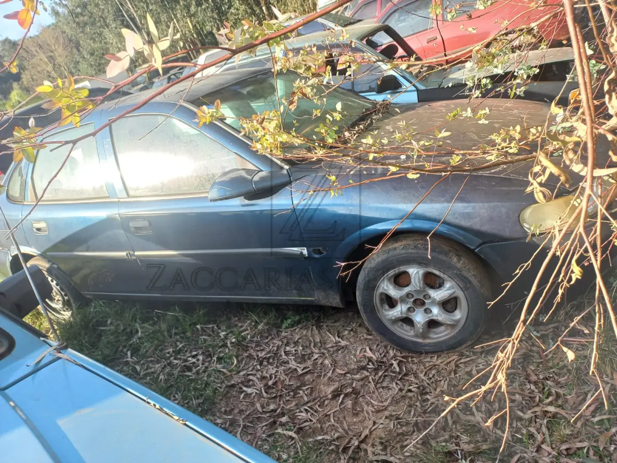 LOTE 012 - Um automóvel da marca GM-CHEVROLET/VECTRA GLS, placas IIB-3652, ano/modelo 1998/1998,  na cor azul, à gasolina, RENAVAM nº 00703709712.