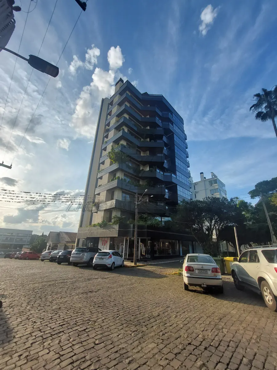 LOTE 003 - IMÓVEL: O BOX-ESTACIONAMENTO 04 (quatro) situado no SUB-SOLO do prédio nº 110 da rua Carlos Barbosa, EDIFICIO PLAZA SÃO LUIZ, nesta cidade, com acesso pela mesma rua, confrontando: ao norte, com o box nº 5; ao sul, com o box nº 3, ao leste, com a área de uso comum e ao oeste, com a parede externa da edificação, com área real de 13,38m², área de uso comum de 1,36m², área total de 14,74m² ao que corresponde um coeficiente de proporcionalidade de 0,00202 nas coisas de uso comum e no terreno onde assenta o prédio, que tem a denominação administrativa de lote urbano nº 171 da quadra 29, zona 02, distrito 001, com a área de 628,54m² de terras que confrontam ao norte, com o lote nº 115 de Mariquinhas Pessato e outros, por  20,00 metros; ao sul por 20,00 metros, com a rua Carlos Barbosa; ao leste, com a Praça XV de Novembro, por 31,427 metros ao oeste, com terras de Guilherme Lourenço Pessato e herdeiros de Gersino Nicomedes de Souza, por 31,427 metros. MATRÍCULA nº 14.043 do Registro de Imóveis da Comarca de Veranópolis/RS.