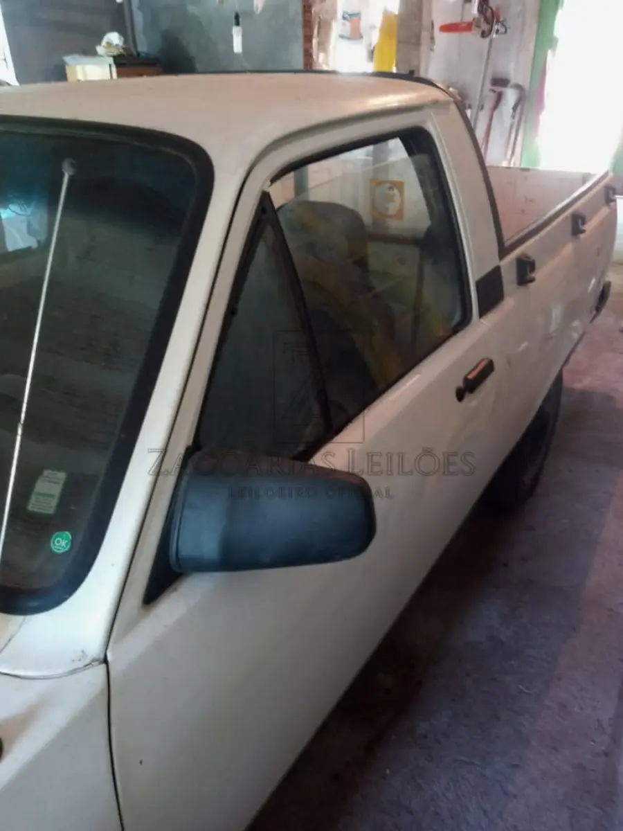 LOTE 010 - Um automóvel da marca GM-CHEVROLET/CHEVY 500,  placas IBW8011, na cor branca, ano/modelo 1986/1986, à gasolina, RENAVAM 574821651.