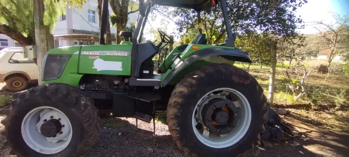 LOTE 006 - Trator Agrale BX 6110, ano 2011. Em uso, necessitando de manutenção na caixa de  marchas, com 9.209 horas trabalhadas.