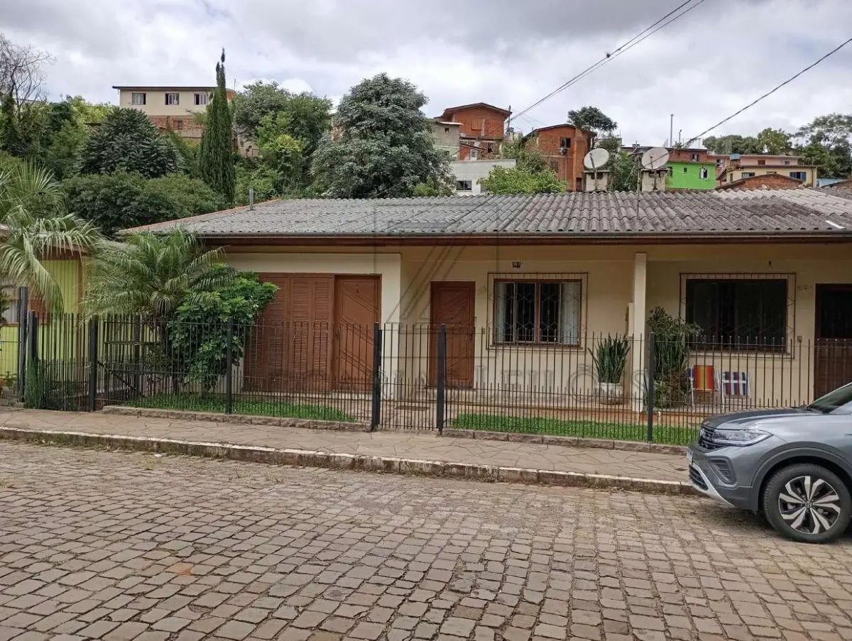LOTE 001 - Imóvel:  A UNIDADE RESIDENCIAL do “CONDOMINIO SANTO CARLOS RUY”, nesta  cidade, constituída de uma casa residencial de construção mista, geminada, o nº 385 da rua  Eduardo Duarte, com a área privativa de 202,87m², não possui área de uso comum, área total de  202,87m², ao que corresponde um coeficiente de proporcionalidade de 0,50000 nas coisas de uso comum  e no terreno onde se assentam as casas que tem a denominação administrativa de lote nº 308 da quadra  12, zona 04, distrito 01, com a área de 407,00m² (quatrocentos e sete metros quadrados) de terras que  confrontam: ao norte, por 18,50 metros, com a rua Eduardo Duarte; ao sul, por 18,50 metros, com terras  de Alcides Oltramari; ao leste, por 22,00 de Manoel Francisco da Rocha, e ao oeste, por 22,00 metros, com  uma servidão de passagem sem denominação própria. MATRÍCULA Nº 24.031 DO R. I. da Comarca de  Veranópolis/RS.