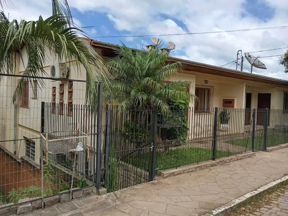 LOTE 001 - Imóvel:  A UNIDADE RESIDENCIAL do “CONDOMINIO SANTO CARLOS RUY”, nesta  cidade, constituída de uma casa residencial de construção mista, geminada, o nº 385 da rua  Eduardo Duarte, com a área privativa de 202,87m², não possui área de uso comum, área total de  202,87m², ao que corresponde um coeficiente de proporcionalidade de 0,50000 nas coisas de uso comum  e no terreno onde se assentam as casas que tem a denominação administrativa de lote nº 308 da quadra  12, zona 04, distrito 01, com a área de 407,00m² (quatrocentos e sete metros quadrados) de terras que  confrontam: ao norte, por 18,50 metros, com a rua Eduardo Duarte; ao sul, por 18,50 metros, com terras  de Alcides Oltramari; ao leste, por 22,00 de Manoel Francisco da Rocha, e ao oeste, por 22,00 metros, com  uma servidão de passagem sem denominação própria. MATRÍCULA Nº 24.031 DO R. I. da Comarca de  Veranópolis/RS.