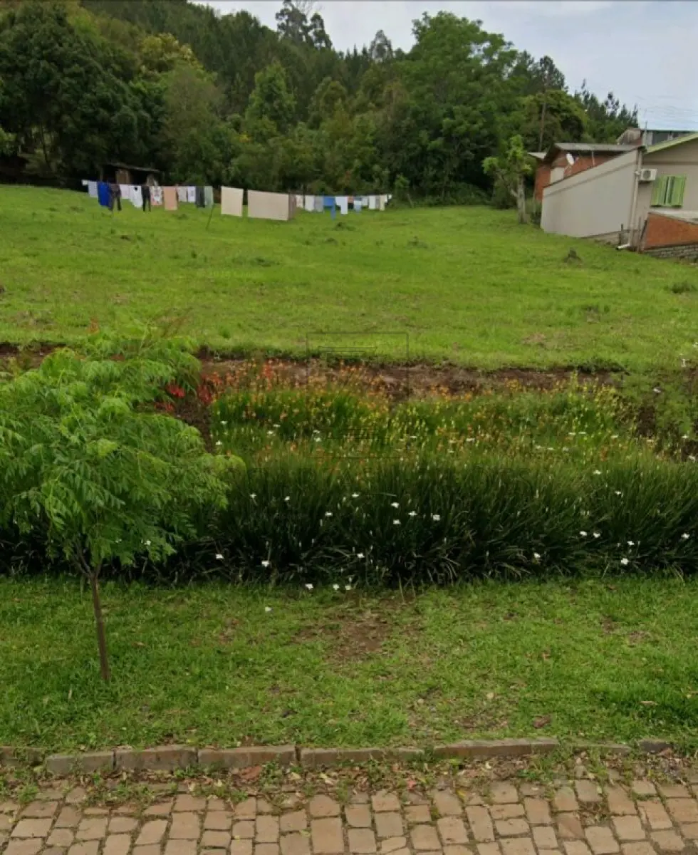 LOTE 001 - Fração ideal deste imóvel pertencente à Luiz Mario Piano ou seja 720,00m² (setecentos e vinte metros quadrados), conforme termos de penhora e memorial descritivo que segue: (TERRENO URBANO com a área de 720,00m², localizado no quarteirão formado pelas Ruas Paraí, Arcângelo Pagnoncelli, terras urbanas e terras rurais, medindo 24,00m de frente, ao NOR-NORDESTE, à Rua Arcangelo Pagnoncelli, lado ímpar; por 30,00m de extensão da frente ao fundo, por um lado ao LES-SUDESTE, confrontando com Terras de Luiz Mário Piano e outros; e 30,00m também da frente ao fundo, pelo outro lado, ao OES NOROESTE, confrontando com Terras de Luiz Mário Piano e outros, donde dista 12,00m da esquina da Rua Paraí; no fundo, ao SU-SUDOESTE, tem a mesma medida da frente, confrontando com Terras de Luiz Mário Piano e outros.lote n° 03 da quadra "F” do Loteamento Piano, localizado na cidade de Nova Prata- RS, conforme mapa apresentado nos autos (fl. 12), área localizada dentro do todo maior petencente ao executado com 21.625,0008m²). A dita área está localizada dentro do todo maior da Matrícula Geral conforme descrição que segue “ TERRAS URBANAS, com a área de 57.040,17m², localizada no quarteirão formado pelas Ruas Arcângelo Pagnoncelli, Cônego Guilherme Maschio, terras urbanas e rurais, nesta cidade, medindo 204,10m de frente, NOR-NORDESTE, à Rua Arcângelo Pagnoncelli, lado ímpar, por 305,80m de extensão da frente ao fundo, por um lado, ao OESTE, confrontando com terras de Danilo Peruzzo, e 282,00m, também da frente ao fundo, pelo outro lado, ao LESTE, confrontando com terras de Domingos E. Piano, donde dista 314,14m da esquina da Rua Cônego Guilherme Maschio; no fundo, ao SUL, mede 195,60m confrontando com terras de José Renato Toaldo, com UM PRÉDIO de alvenaria e madeira, com 176,00m² destinado a residência, concluído em 1985, sob nº 276”. MATRÍCULA Nº 16.744, do R. I. de IMÓVEIS DA COMARCA DE NOVA PRATA/RS.