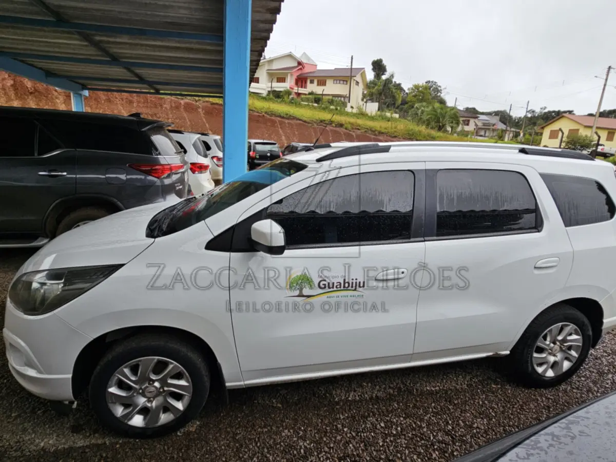 LOTE 007 - Um automóvel marca CHEVROLET/SPIN 1,8 LTZ, placas IXP6325, cor branca  capacidade de 7 passageiros, ano/modelo 2016/2017, RENAVAN 01106006361.