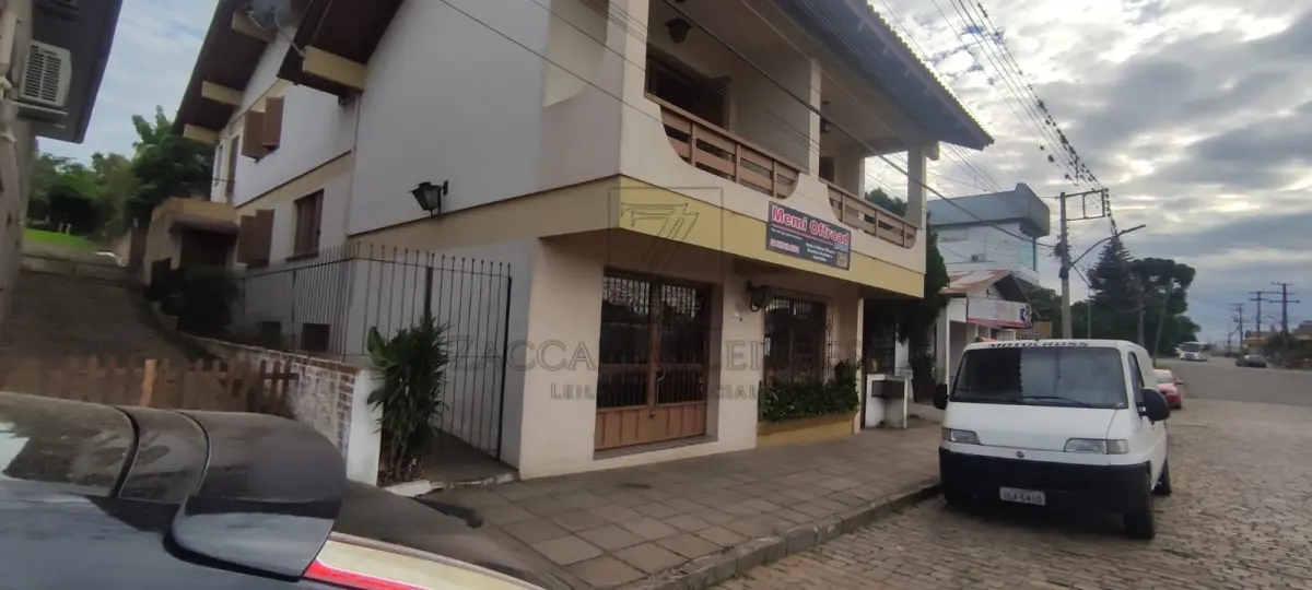 LOTE 008 - IMÓVEL: A UNIDADE 101 - sala comercial, sita no pavimento térreo do “Condomínio Libera” -  prédio nº 80 da Rua Epitácio Pessoa, nesta cidade, com a área privativa de 42,12m², área de uso  comum de 1,55m², área de construção de 43,67m², ao que corresponde uma fração ideal de 0,1416 nas  coisas de uso comum e no terreno onde se assenta o prédio; lote 286 da quadra 005, zona 01, distrito 01,  com a área de 483,00m² de terras que confrontam: ao norte, com terras de Gentil Grapegia, por 11,50  metros; ao sul, com a Rua Epitácio Pessoa, por 11,50 metros; ao leste, com terras de João Domeneghini,  por 42,00 metros e ao oeste, com terras de Idilio Sachini, por 42,00 metros. MATRÍCULA nº 10.932 do R.  I. da Comarca de Veranópolis/RS.