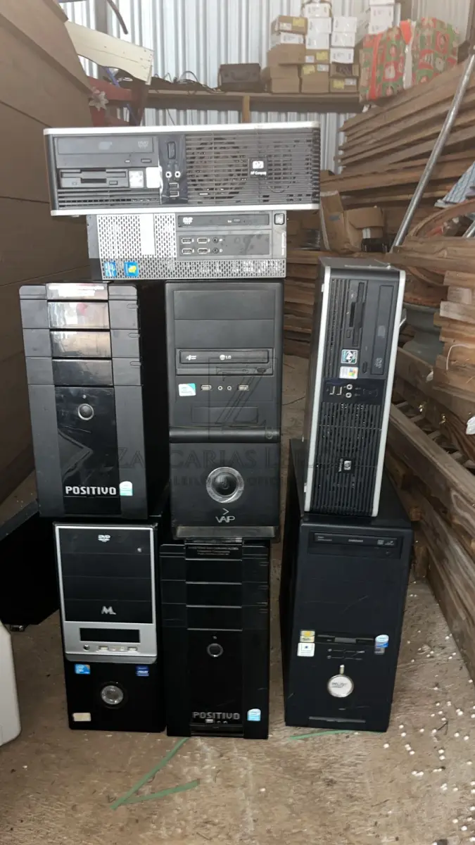 LOTE 019 - Sucatas de informática: computadores, impressoras sem uso, demais  equipamentos.